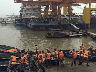 Ferry sinks with 450 on board